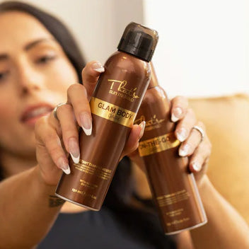 mannequin pour Kevins Kyle tenant des produits That'so Autobronzants dans ses mains