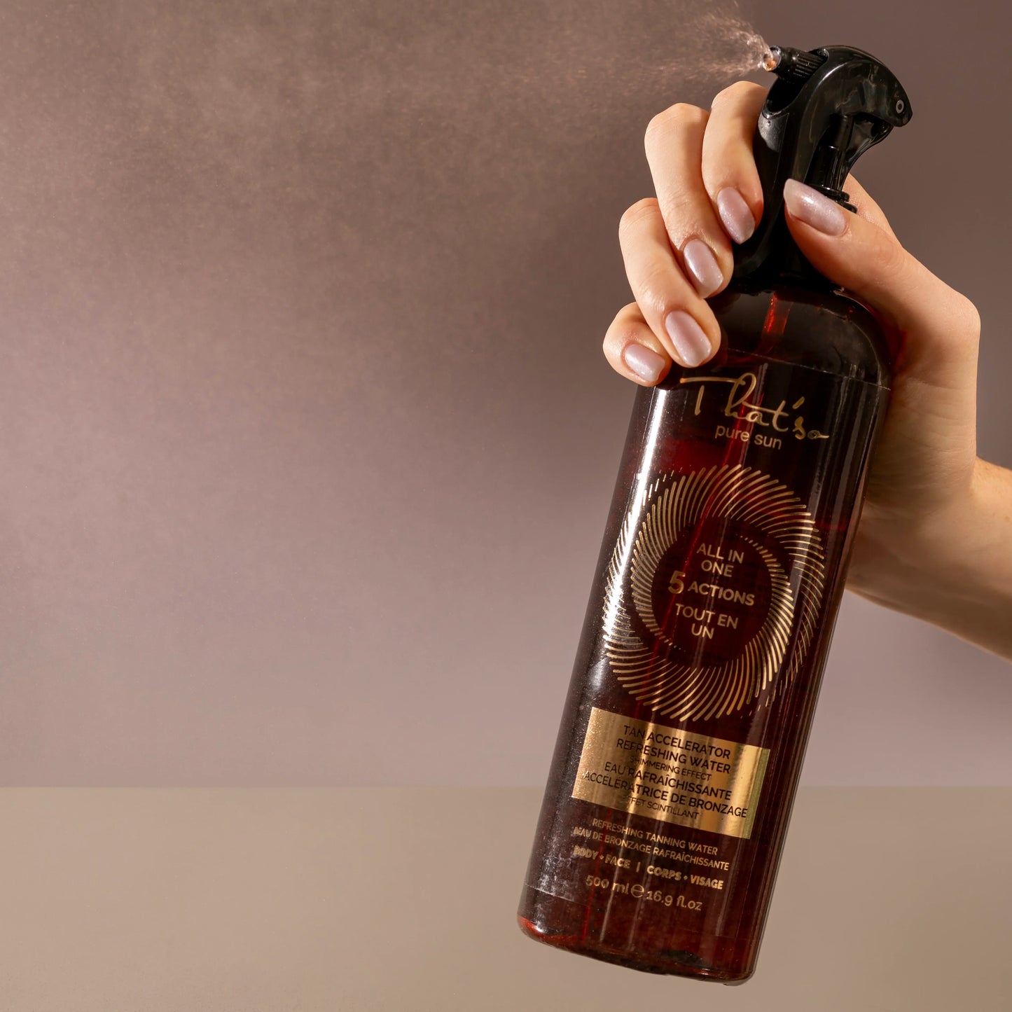 mannequin pour Kevins Kyle tenant des produits That'so Autobronzants dans ses mains